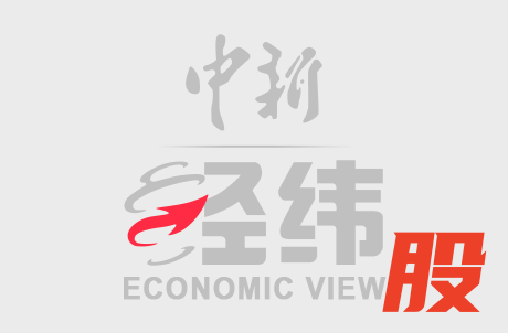 8月25日，义乌市年画挂历商会会长、商户楼宝娟介绍店内上新的羊年年画。距离羊年春节还有五个多月，位于浙江的义乌国际商贸城春节用品专区“超前”开启“羊年模式”&mdash;&mdash;当地不少从业者已经接下意向订单，�